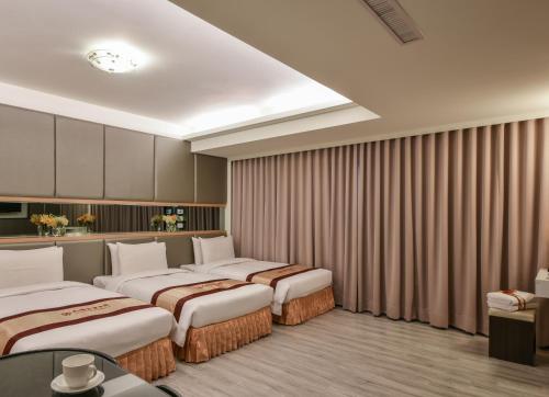 Postel nebo postele na pokoji v ubytování Harmonious Hotel