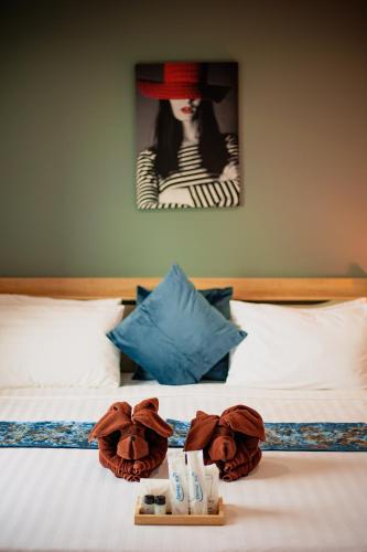 Postel nebo postele na pokoji v ubytování The Living Hotel SamutPrakan