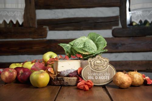 a display of fruits and vegetables on a wooden table at Hotel Milleluci in Aosta