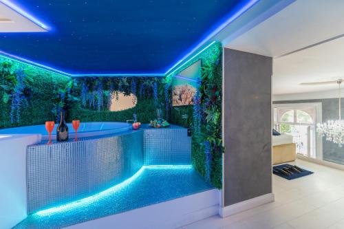 ein Badezimmer mit blauer Decke und einem Aquarium in der Unterkunft TOP Luxury Suites in Budapest