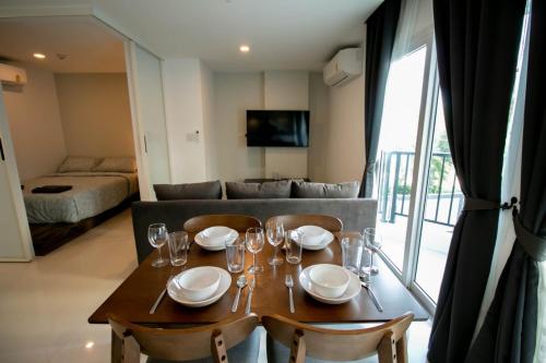 Μια τηλεόραση ή/και κέντρο ψυχαγωγίας στο Mantra Beach Condominium Suite 2 - Mae Phim