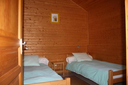 Säng eller sängar i ett rum på Volcans Vacances Les Chalets Du Lac