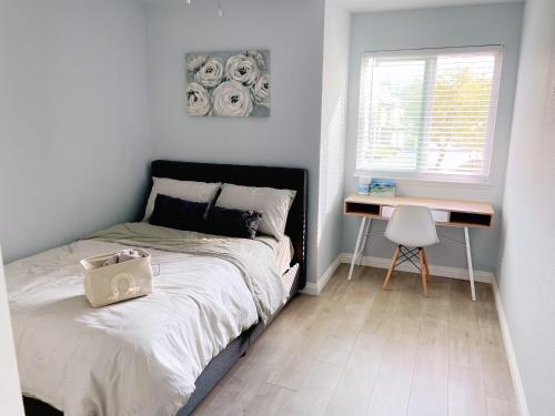 ランチョ・クカモンガにあるBrand New Single House sharing 2 Bedroomsのベッドルーム1室(ベッド1台、デスク、窓付)