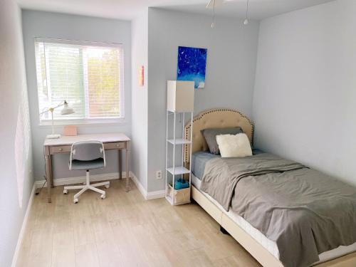 ランチョ・クカモンガにあるBrand New Single House sharing 2 Bedroomsのベッドルーム1室(ベッド1台、デスク、デスク付)