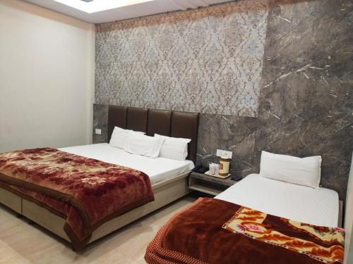 Postel nebo postele na pokoji v ubytování Hotel Gateway Kailash