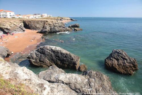 a group of people on a beach with rocks at GÎTE DE L'ODA in Le Poiré-sur-Vie