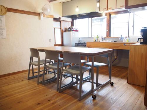 沼津市にあるゲストハウスSEKINOのキッチン(テーブル、椅子付)