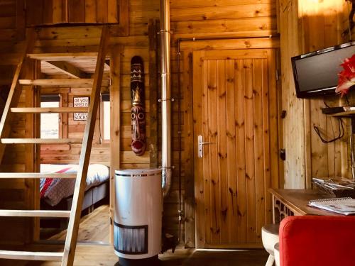 a room with a bunk bed and a desk in a cabin at Tiny House Andersom Anders in Bad-Nieuweschans