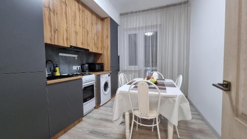 Köök või kööginurk majutusasutuses Mega Apart in Almaty