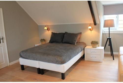 een slaapkamer met een groot bed in een kamer bij BNBSpanbroek in Spanbroek