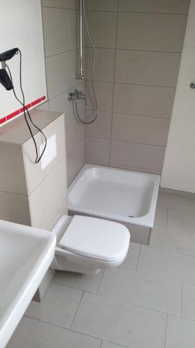 Bilik mandi di WEDEMARK-Apartment-Haus für bis zu 24 Personen