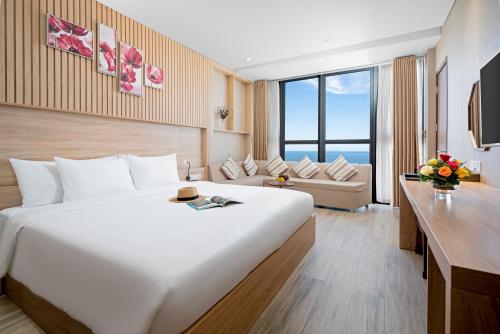 Postel nebo postele na pokoji v ubytování Emerald Bay Hotel & Spa Nha Trang