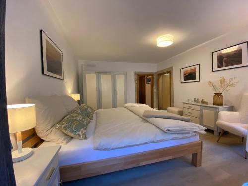 Postel nebo postele na pokoji v ubytování FeWo Ostrau, neues Bad, neue Küche, zentral, ruhig, Sandstein-Ferien, Terrasse