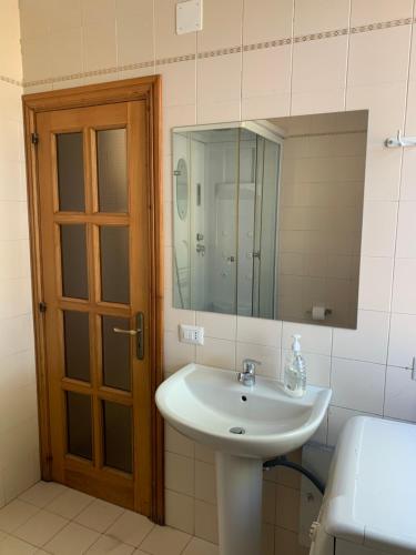a bathroom with a sink and a mirror at Villa Claudia - casa vacanze in Agropoli