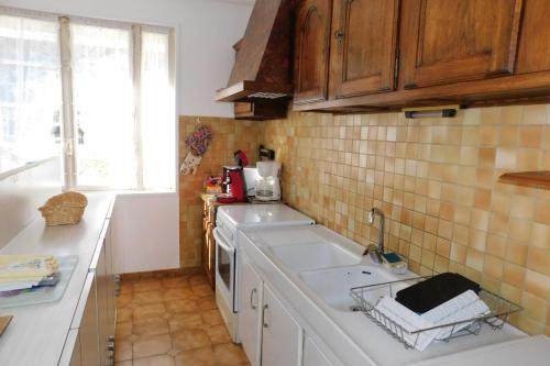 eine Küche mit einer Spüle und einer Arbeitsplatte in der Unterkunft Gîte Le Gravier en haut de Villa proche de la Dolce Via in Arcens