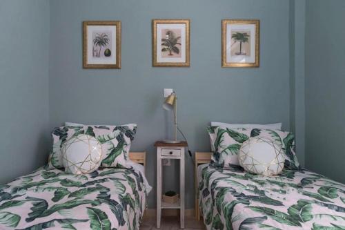 Ένα ή περισσότερα κρεβάτια σε δωμάτιο στο Artistic apt in vibrant Gazi with large terrace by GHH