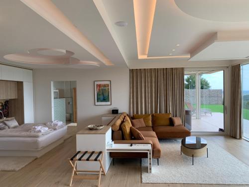 SXRD Luxus Apartmanok في سكسارد: غرفة معيشة مع أريكة وطاولة