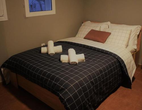 een slaapkamer met een bed met twee kaarsen erop bij Upon Volos - modern studio with panoramic view in Volos