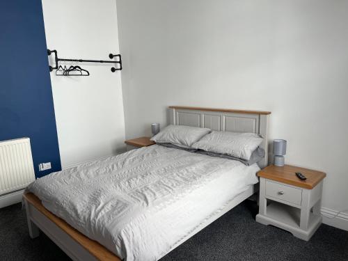 1 dormitorio con 1 cama y mesa auxiliar en Lovely 1 bed ground floor flat in Leamington Spa, en Leamington Spa