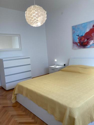 1 dormitorio con 1 cama y una pintura en la pared en Casa Letizia, en Umag