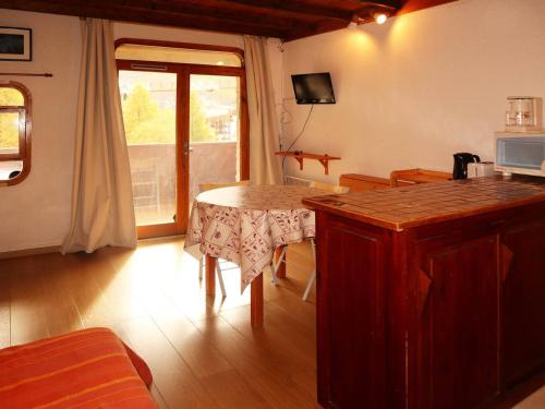 Appartement Les Orres, 1 pièce, 4 personnes - FR-1-322-222にあるキッチンまたは簡易キッチン