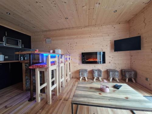 Cabaña de madera con bar y chimenea en Charmant T2 rénové- Praloup 1600-parking privé, proche station en Uvernet-Fours