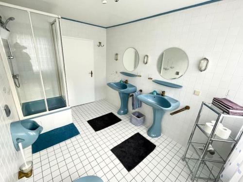 Phòng tắm tại Villa Ferienhaus EMG für Familien und Gruppen in Celle Hannover