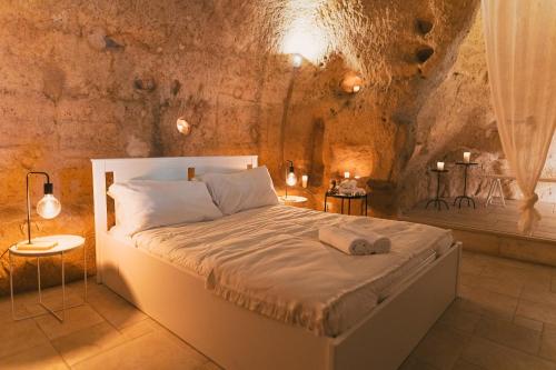 Postel nebo postele na pokoji v ubytování Sassi -Suite InLapis - Casa Nella Pietra