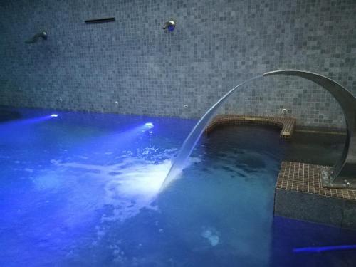 Hồ bơi trong/gần Hotel & Spa Ciudad de Binéfar