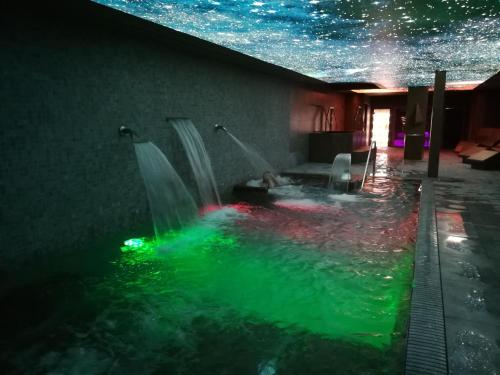 Hồ bơi trong/gần Hotel & Spa Ciudad de Binéfar