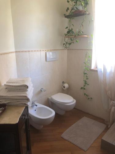 bagno con servizi igienici bianchi e lavandino di Villa Radiosa a Gravina in Puglia
