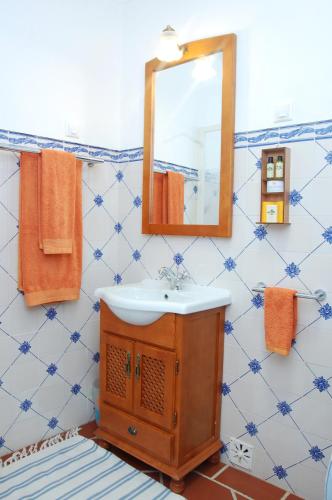 a bathroom with a sink and a mirror at Monte do Laranjal in Monsaraz