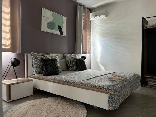 1 dormitorio con 1 cama grande y ventana en Appartement entier, T2 cosy à Mamoudzou en Mamoudzou