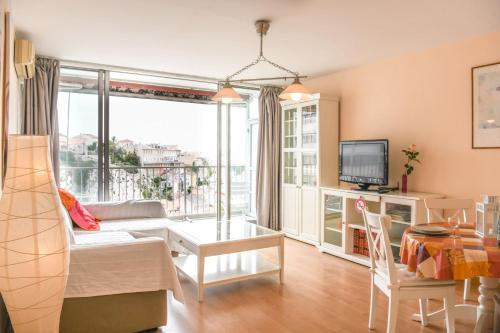 un salon avec un canapé et une table dans l'établissement Vallon des Auffes - Vue imprenable sur la mer, à Marseille