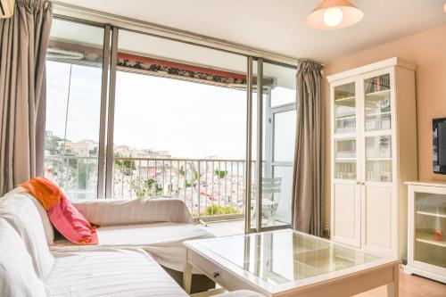 un soggiorno con divano e tavolo in vetro di Vallon des Auffes - Vue imprenable sur la mer a Marsiglia