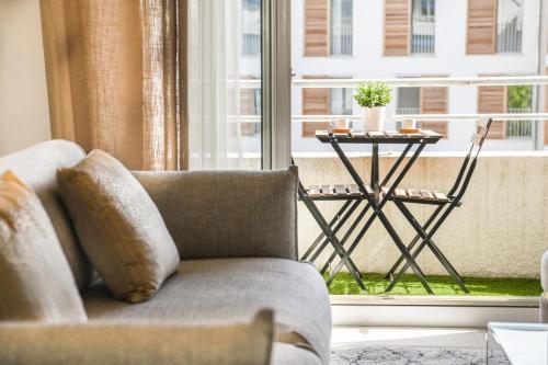- un salon avec un canapé et une table dans l'établissement 2 chambre avec balcon et parking, à Marseille