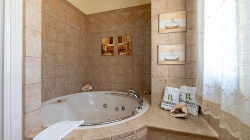 La grande salle de bains est pourvue d'une baignoire et d'une fenêtre. dans l'établissement El Molar Ronda by Ruralidays, à Ronda