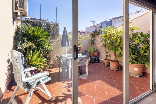 Un patio con una mesa y sillas en un balcón. en Appartamenti Olivuzza, en Palermo
