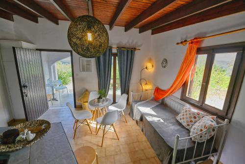 un soggiorno con divano, tavolo e sedie di Villas Vista Del Mar a Kíssamos