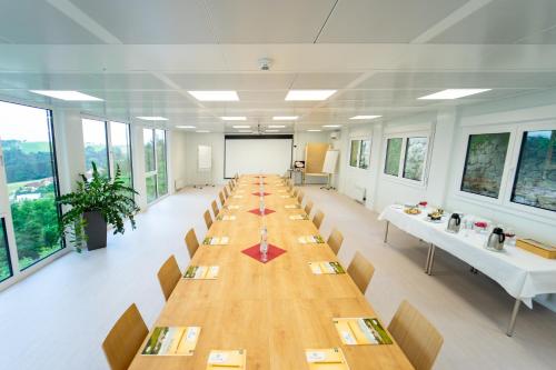 a large conference room with a long table and chairs at Schatz.Kammer Burg Kreuzen in Bad Kreuzen