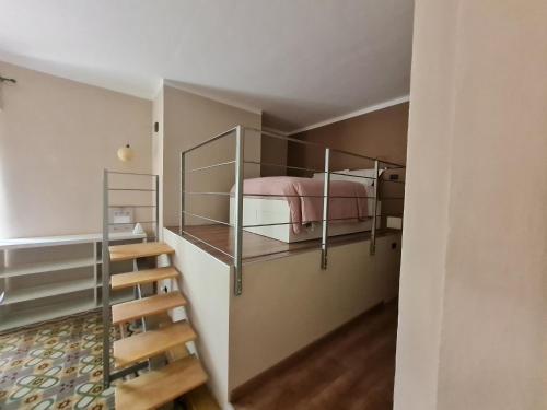 Habitación pequeña con literas y escalera. en La pajassa 22 en Alba