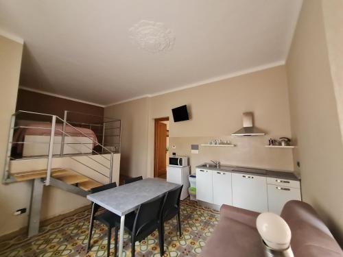 mały apartament ze stołem i łóżkiem piętrowym w obiekcie La pajassa 22 w Albie