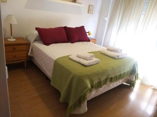 1 dormitorio con 1 cama con 2 toallas en Departamento en Palermo dos dormitorios para 5 con balcón en Buenos Aires