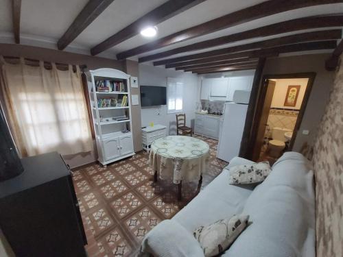 uma sala de estar com um sofá e uma mesa em Casa El Olivo by CasaTuristica em Benalauría