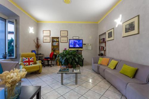 a living room with couches and a tv at Hotel La Quercia in Mozzo