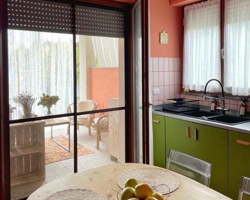 una cucina con tavolo e frutta di Apartment with Garden a Romano di Lombardia