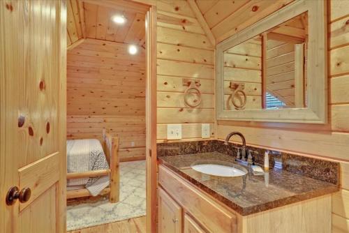 Ванна кімната в Newly Designed 2 Bedroom cabin with indoor pool