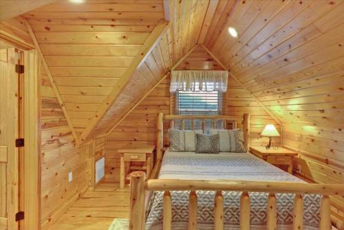 Ліжко або ліжка в номері Newly Designed 2 Bedroom cabin with indoor pool