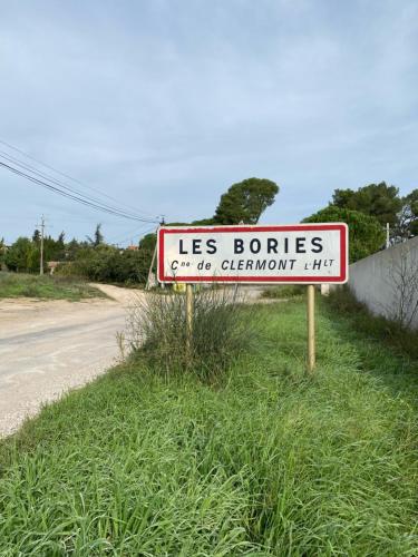a sign on the side of a road at Chambre d'hôtes - Petit ParadyZen - Lac du Salagou in Lacoste