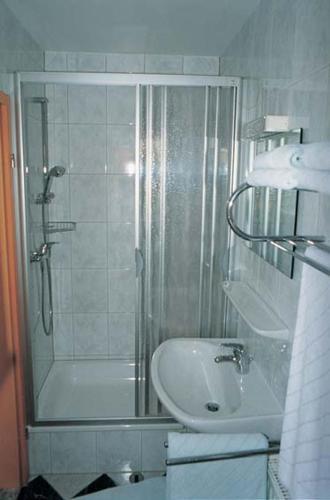 W łazience znajduje się prysznic i umywalka. w obiekcie Dünenwind Dünenwind 01 w mieście Norderney